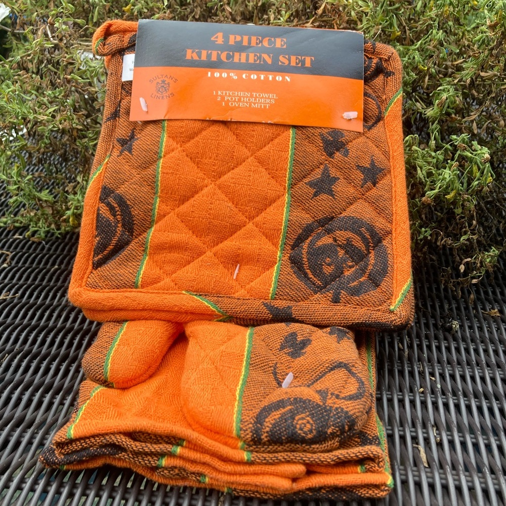 Sultans Linens 4-piece kitchen set for Halloween